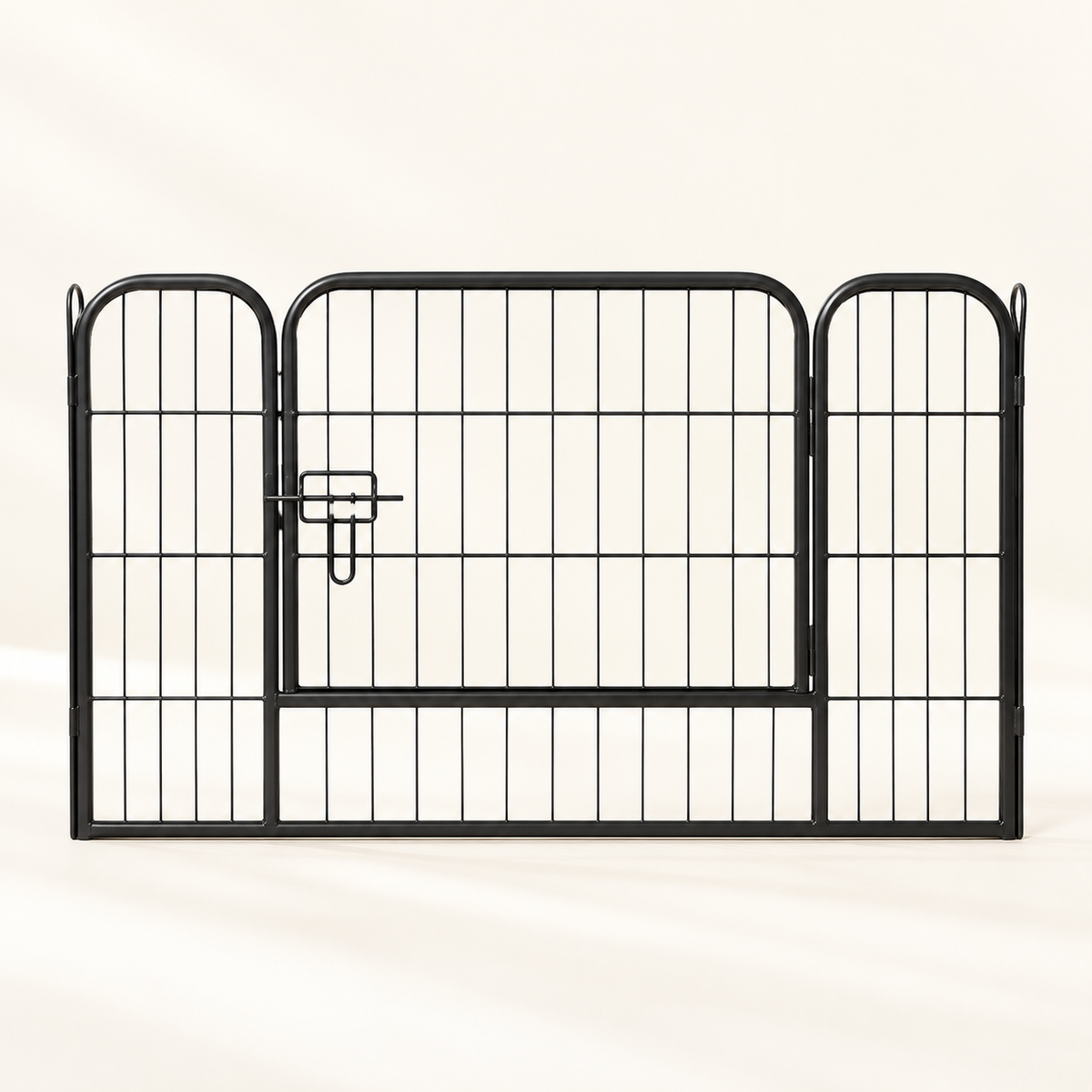 Complete gate-bearing panel with two fixed side flanks, closed central gate and bottom threshold; source-informed adaptation.