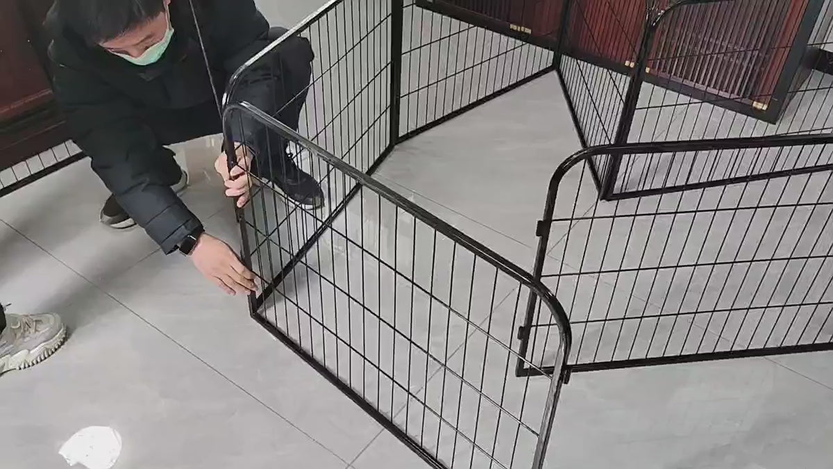 Original supplier demonstration of panel connection and gate construction. The height shown has not been verified as the selected 80 cm version.